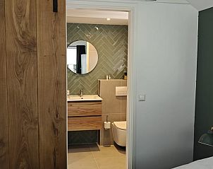 Moderne badkamer in Vakantiehuisje in Steggerda, gelegen in de serene Friese bossen.