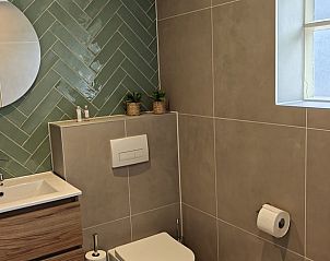 Stijlvolle toiletruimte in Vakantiehuisje in Steggerda, omgeven door de natuur van Friesland.