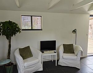 Lichte woonkamer in Vakantiehuisje in Steggerda, omringd door de natuur van Friesland.