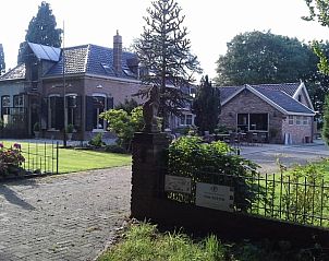 Vakantiehuisje in Steggerda gelegen naast een historische woning, omgeven door Friese natuur.