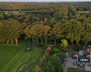 Luchtfoto van Vakantiehuisje in Steggerda, omgeven door de uitgestrekte Friese bossen.