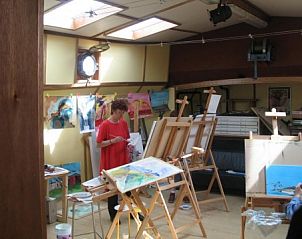 Creatieve workshopruimte op motorschip Elisabeth in Leeuwarden, Friesland, voor kunstliefhebbers.