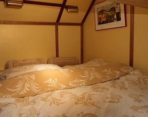 Comfortabel ingerichte slaapkamer aan boord van motorschip Elisabeth in Leeuwarden, Friesland.