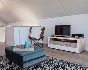 Gezellige woonkamer in Huisje in Stavoren, Friesland, met comfortabele bank en moderne inrichting.