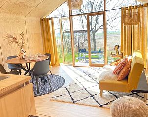 Gezellige binnenruimte van Vakantiehuis in Stavoren met lichte inrichting en uitzicht op de tuin, perfect voor een vakantie in Friesland.