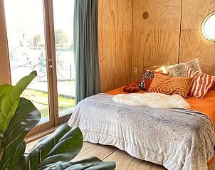 Sfeervolle slaapkamer in Vakantiehuis in Stavoren met uitzicht op de omgeving, biedt rust en comfort in Friesland, Friese elfsteden.