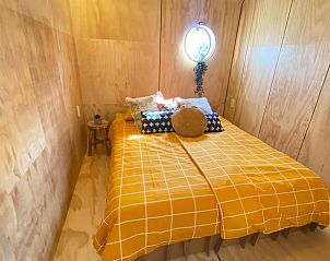 Intieme slaapkamer in Vakantiehuis in Stavoren met warme tinten, perfect voor een ontspannen verblijf in de Friese elfsteden, Friesland.