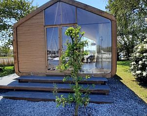 Voorzijde van Huisje in Stavoren, modern vakantiehuis met ruime glazen deuren in Friesland.