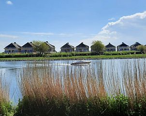 Prachtig uitzicht op het water en omliggende huizen vanaf Huisje in Stavoren, vakantiehuis in Friesland.