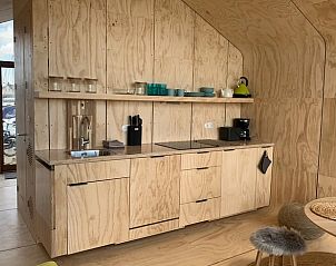 Moderne keuken in Huisje in Stavoren, vakantiehuis met houten interieur in Friesland.