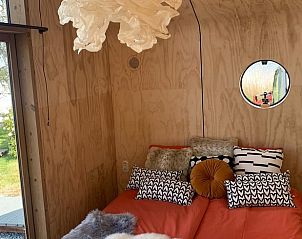 Knusse slaapkamer in Huisje in Stavoren, vakantiehuis met sfeervolle inrichting in Friesland.