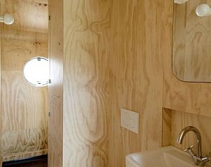 Stijlvolle badkamer van Huisje in Stavoren, vakantiehuis met houten afwerking in Friesland.