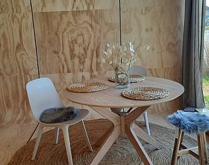 Eethoek in Huisje in Stavoren, vakantiehuis met houten interieur en uitzicht op de natuur in Friesland.