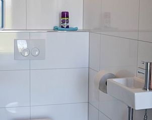 Moderne badkamer in Huisje in Stavoren, een vakantiehuis in Friesland, met stijlvolle voorzieningen en fris design.