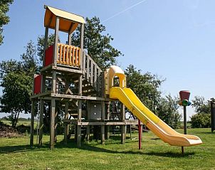 Speeltuin bij Huisje in Stavoren, een vakantiehuis in Friesland, ideaal voor kinderen om te spelen en te genieten van de natuur.