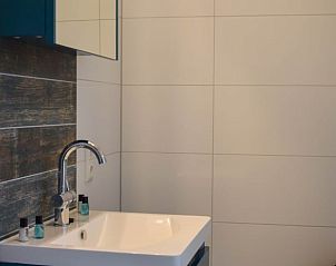 Stijlvolle wastafel in Huisje in Stavoren, een vakantiehuis in Friesland, met moderne accenten en comfortabele voorzieningen.