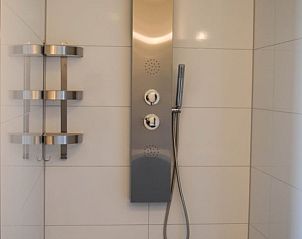 Moderne douche in Huisje in Stavoren, vakantiehuis in Friesland, met luxe afwerkingen en comfortabele voorzieningen.