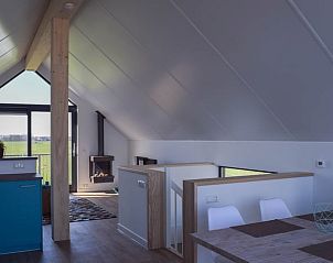 Lichte woonkamer in Huisje in Stavoren, vakantiehuis in Friesland, met moderne keuken en prachtig uitzicht op de omgeving.