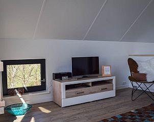 Gezellige woonkamer in Huisje in Stavoren, vakantiehuis in Friesland, met een moderne inrichting en sfeervolle verlichting.