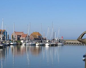 Pittoreske haven van Stavoren nabij Huisje in Stavoren, een vakantiehuis in Friesland, met historische charme en boten.