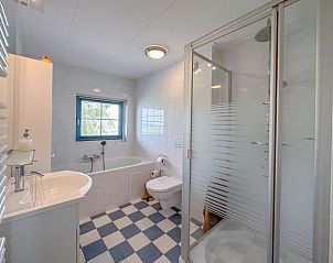 Moderne badkamer in Aquamarijn vakantiehuis in Stavoren, Friese elfsteden