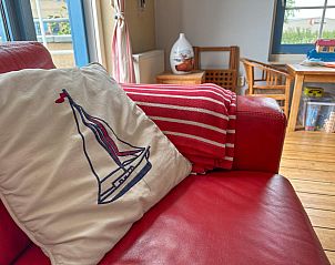 Detail van de rode bank in Aquamarijn vakantiehuis in Stavoren, Friese elfsteden