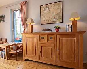 Aquamarijn vakantiehuis met houten kast en decoraties in Stavoren, Friese elfsteden