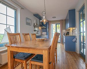 Eetruimte in Aquamarijn vakantiehuis met houten tafel in Stavoren, Friesland