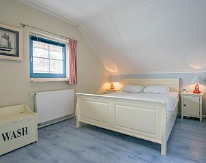 Slaapkamer met groot bed in Aquamarijn vakantiehuis in Stavoren, Friese elfsteden