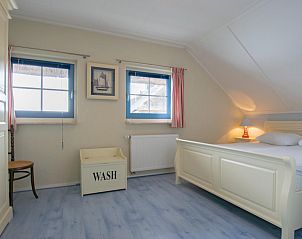 Slaapruimte met uitzicht in Aquamarijn vakantiehuis in Stavoren, Friesland