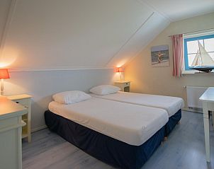 Tweede slaapkamer met twee bedden in Aquamarijn vakantiehuis in Stavoren, Friese elfsteden
