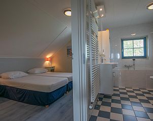 Slaapkamer en badkamer in Aquamarijn vakantiehuis in Stavoren, Friese elfsteden