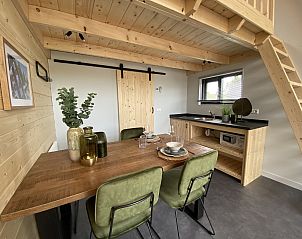 Keuken en eetruimte in Chalet in Hindeloopen, vakantiehuis in Friesland met houten details.