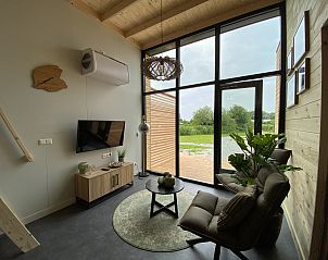 Comfortabele woonkamer in Chalet in Hindeloopen, vakantiehuis in Friesland met uitzicht op de natuur.