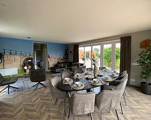 Open woonkamer en eetkamer in Chalet in Hindeloopen met uitzicht op de Friese natuur.