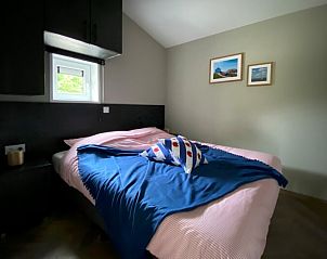 Stijlvolle badkamer in Chalet in Hindeloopen met moderne voorzieningen.