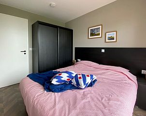 Slaapkamer met tweepersoonsbed in Chalet in Hindeloopen, Friesland.