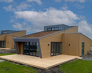 Moderne chalet in Hindeloopen met unieke architectuur en groene omgeving.