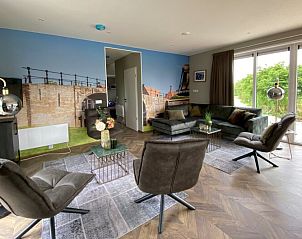 Stijlvolle woonkamer van Chalet in Hindeloopen, Friesland met comfortabele zitruimte en uitzicht op de natuur.