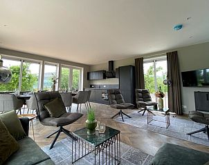 Open leefruimte in Chalet in Hindeloopen, Friesland met moderne inrichting en veel lichtinval.