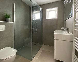 Luxe badkamer in Chalet in Hindeloopen, Friesland met moderne douche en stijlvolle wastafel.
