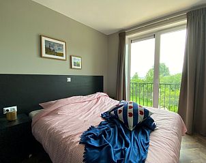 Hoofdslaapkamer in Chalet in Hindeloopen, Friesland met groot raam en uitzicht op de natuur.