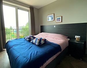 Tweede slaapkamer in Chalet in Hindeloopen, Friesland met tweepersoonsbed en natuurlijk licht.