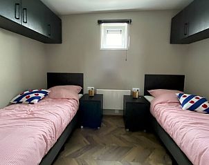 Knusse slaapkamer in Chalet in Hindeloopen, Friesland met twee eenpersoonsbedden en moderne inrichting.
