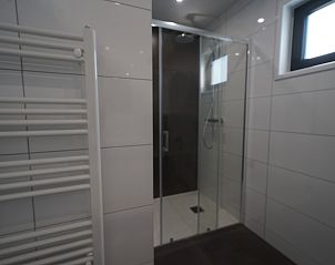 Elegante douche in Chalet in Hindeloopen, vakantiehuis in Friese elfsteden, Friesland.