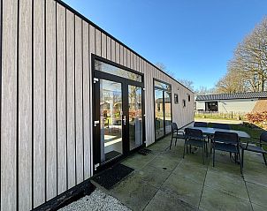 Terras van Chalet in Hindeloopen, ideaal voor buitenontbijt, Friesland.