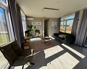 Lichte woonkamer in Chalet in Hindeloopen, comfortabel en stijlvol, Friesland.