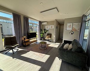 Ruime woonkamer met veel licht in Chalet in Hindeloopen, Friesland.