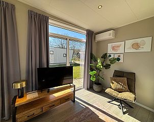 Moderne inrichting in Chalet in Hindeloopen, met comfortabele stoelen, Friesland.