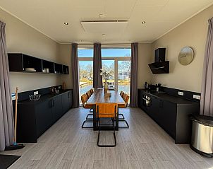 Keuken in Chalet in Hindeloopen, compleet met moderne apparatuur, Friesland.